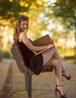 usha 22 year female call girls in Noida